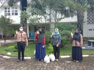 Prodi Akuntansi Universitas Alma Ata Salurkan Paket Sembako kepada Mahasiswa